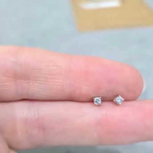 0.14 Karat Pırlanta Tektaş Küpe