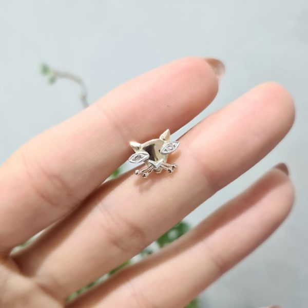 2. El 0,02 Karat Pırlantalı Gümüş Gözlü Kedi Tek Küpe