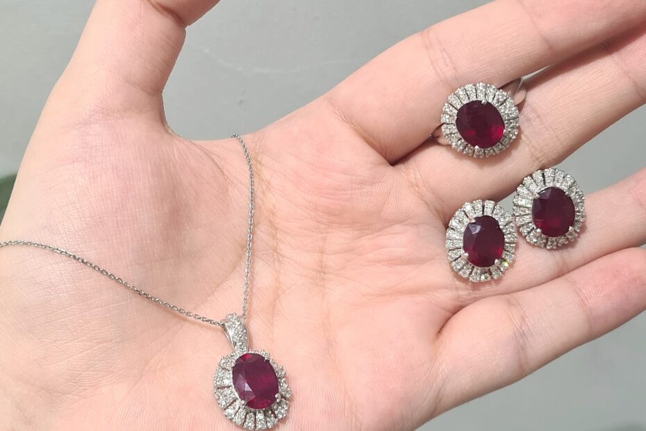 2. El 16,49 Karat Pırlanta ve Karat Yakut Kolye, Yüzük, Küpe Set