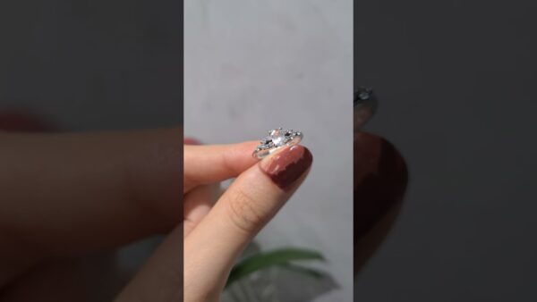 2. El 0,67 Karat Pırlanta ve Beyaz Safir Tasarım Tektaş Yüzük ürün videosu