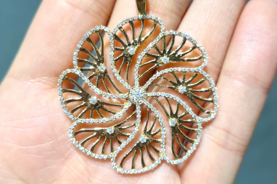 2. El 0,70 Karat Pırlanta Tasarım Çiçek Kolye Ucu X005461