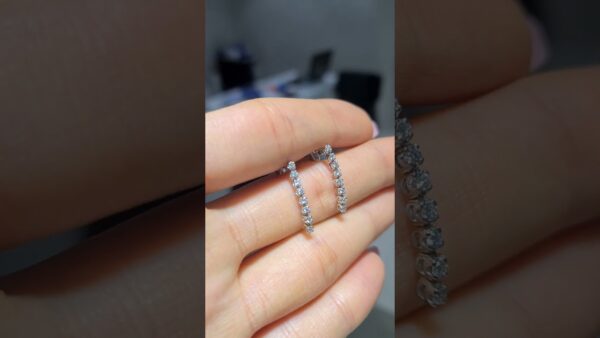 2. El 0,20 Karat Pırlanta Mini Suyolu Küpe ürün videosu