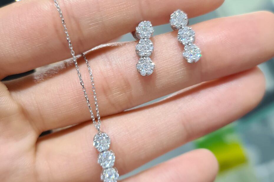 2. El 0,68 Karat Pırlanta Tria Minik Çiçekli Kolye ve Küpe Set X005951 X005952