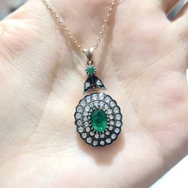 2. El 1,39 Karat Elmas ve Zümrüt Oval Kolye