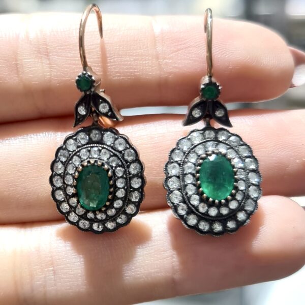 2. El 2,86 Karat Elmas ve Zümrüt Oval Küpe