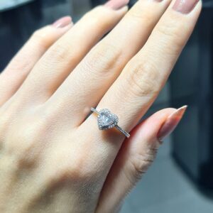 2.El Pırlanta 0,25 Karat Blue Diamond Damgalı Kalp Baget Yüzük X006965