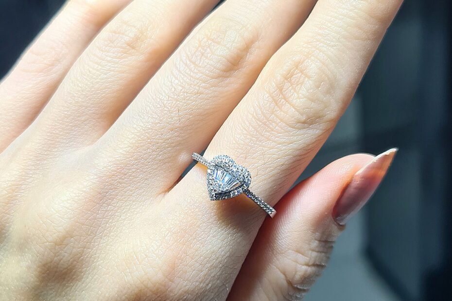 2.El Pırlanta 0,25 Karat Blue Diamond Damgalı Kalp Baget Yüzük X006965