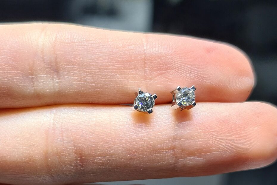 2.El Pırlanta 0,37 Karat Altınbaş Sertifikalı Tektaş Küpe X007135