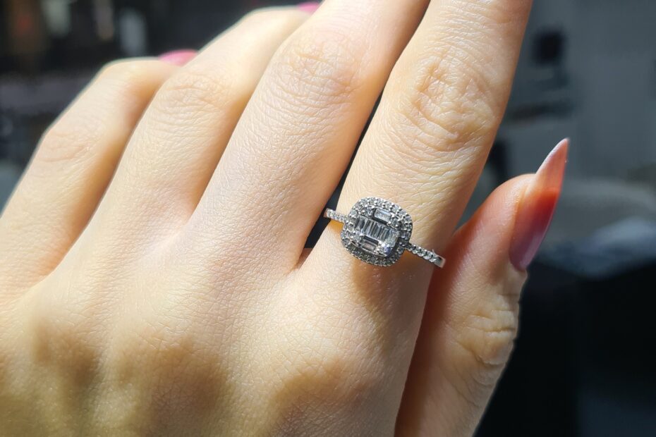 2.El Pırlanta 0,34 Karat D Diamond Sertifikalı Baget Yüzük X007444